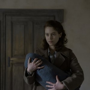 Agnus Dei: Lou de Laâge in una scena del film