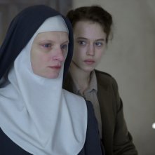 Agnus Dei: Lou de Laâge e Agata Buzek in una scena del film