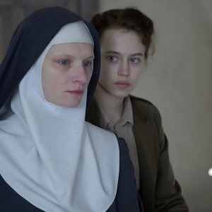 Agnus Dei: Lou de Laâge e Agata Buzek in una scena del film