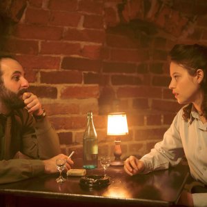 Agnus Dei: Lou de Laâge e Vincent Macaigne in una scena del film