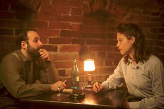 Agnus Dei: Lou de Laâge e Vincent Macaigne in una scena del film