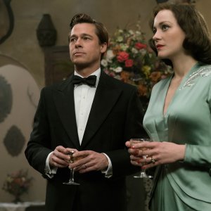 Allied - Un'ombra nascosta: Brad Pitt e Marion Cotillard insieme in una scena del film