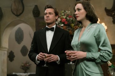 Allied - Un'ombra nascosta: Brad Pitt e Marion Cotillard insieme in una scena del film