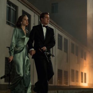 Allied - Un'ombra nascosta: Brad Pitt e Marion Cotillard in una scena del film