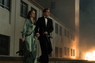 Allied - Un'ombra nascosta: Brad Pitt e Marion Cotillard in una scena del film