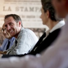 Fai bei sogni: Valerio Mastandrea in redazione in una scena del film