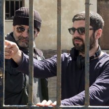 Falchi: il regista Toni D'angelo e Fortunato Cerlino sul set