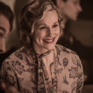Genius: Laura Linney e Jude Law in una scena del film