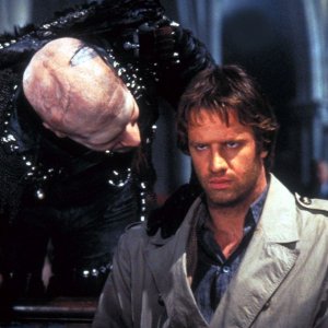 Christopher Lambert e Clancy Brown in una scena di Highlander