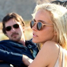 Knight of Cups: Isabel Lucas e Christian Bale in una scena del film