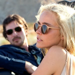 Knight of Cups: Isabel Lucas e Christian Bale in una scena del film