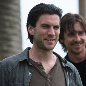 Knight of Cups: Wes Bentley e Christian Bale in una scena del film