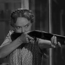 La morte corre sul fiume: Lilian Gish in una scena del film