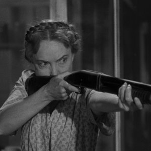 La morte corre sul fiume: Lilian Gish in una scena del film