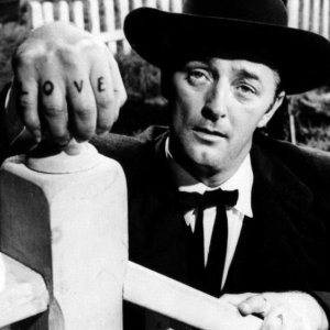 La morte corre sul fiume: Robert Mitchum in una scena del film