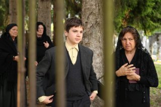 La pelle dell'orso: Leonardo Mason e Maria Paiato in una scena del film