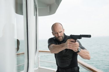 Mechanic: Resurrection, Jason Statham in azione in una scena del film