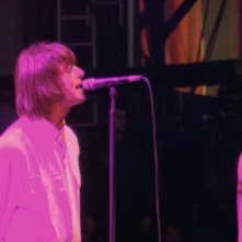 Oasis: Supersonic, Liam Gallagher canta sul palco in un'immagine del documentario