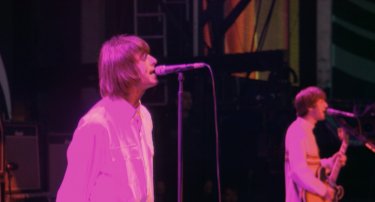 Oasis: Supersonic, Liam Gallagher canta sul palco in un'immagine del documentario