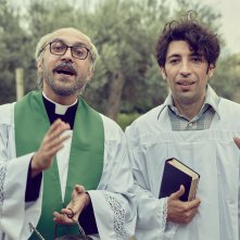 Quel bravo ragazzo: Herbert Ballerina e Maccio Capatonda in un'immagine promozionale del film