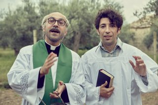 Quel bravo ragazzo: Herbert Ballerina e Maccio Capatonda in un'immagine promozionale del film