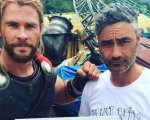 Thor: Ragnarok, Chris Hemsworth condivide una nuova foto dal set