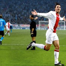 Zlatan Ibrahimovic - Diventare leggenda: Ibrahimovic esulta dopo un gol segnato con l'Ajax