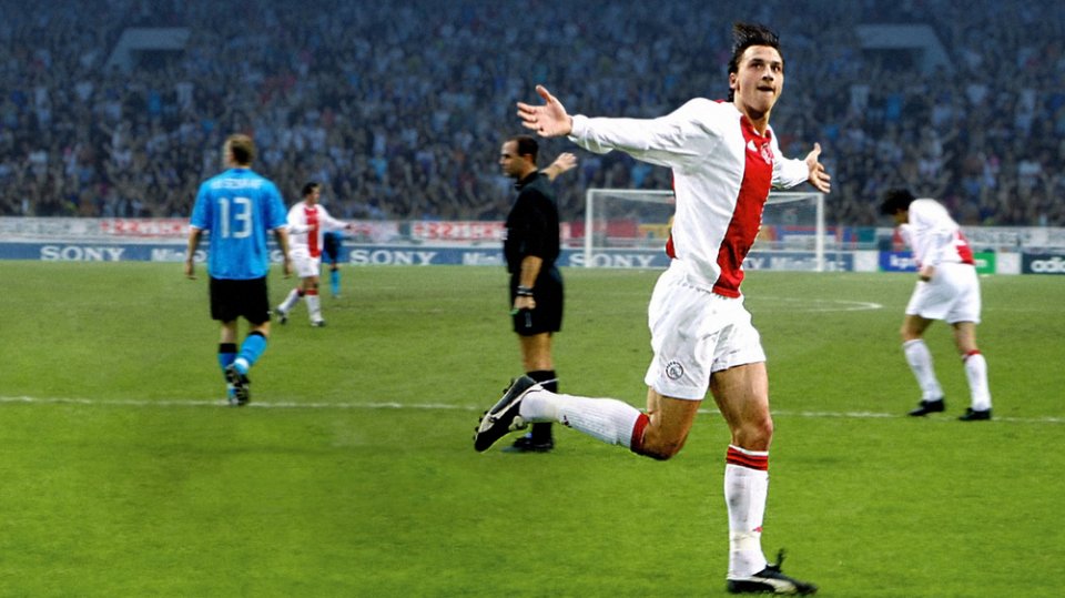 Zlatan Ibrahimovic - Diventare leggenda: Ibrahimovic esulta dopo un gol segnato con l'Ajax