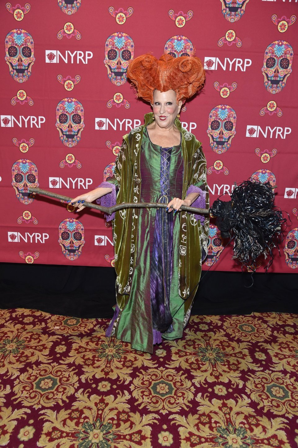 Bette Midler vestita come il suo personaggio in Hocus Pocus per Halloween 2016