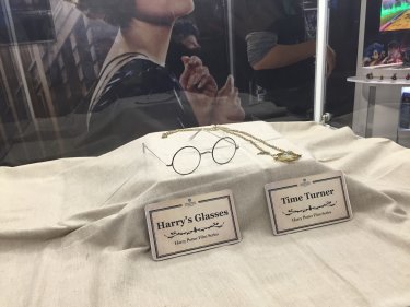 Lucca Comics 2016: occhiali e giratempo di Harry Potter nel padiglione Warner