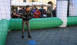 Lucca 2016: cosplayer di Negan mentre gioca a baseball al padiglione Fox