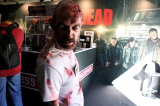 Lucca 2016: zombie in posa al padiglione Fox