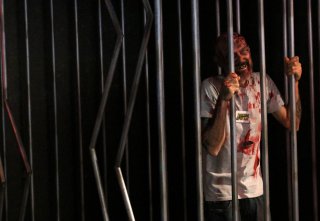 Lucca 2016: zombie in gabbia al padiglione Fox
