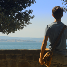 Ciò che le nuvole non dicono: Lorenzo Cassol di spalle in una scena del film