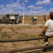 Ciò che le nuvole non dicono: Lorenzo Cassol di spalle in un momento del film