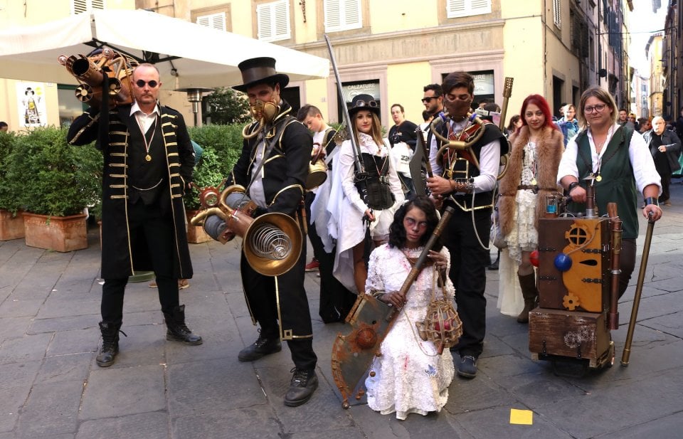 Lucca 2016: bellissimo gruppo di cosplayer Steampunk