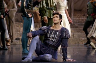 Roberto Bolle - L'arte della danza: Roberto Bolle sul palco durante un'esebizione