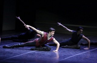 Roberto Bolle - L'arte della danza: Bolle mentre si esibisce sul palco