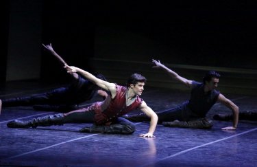 Roberto Bolle - L'arte della danza: Bolle mentre si esibisce sul palco