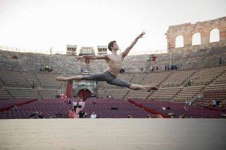 Roberto Bolle - L'arte della danza: Bolle in un'immagine tratta dal documentario