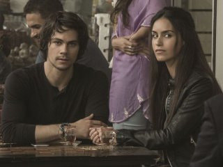 American assassin: Dylan O'Brien e Shiva Negar nel film