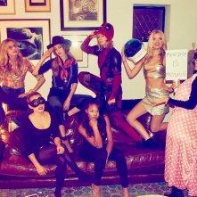 Taylor Swift (al centro) vestita da Deadpool: halloween 2016