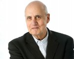 Jeffrey Tambor e Adam Devine star della commedia Disney 'Magic Camp'