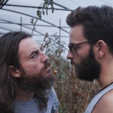 Il più grande sogno: Mirko Frezza e Alessandro Borghi faccia a faccia in una scena del film