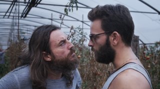 Il più grande sogno: Mirko Frezza e Alessandro Borghi faccia a faccia in una scena del film