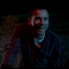 T2: Trainspotting 2 - Ewan McGregor sorride in un'immagine del trailer del film
