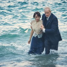 Dieci piccoli indiani: Charles Dance e Maeve Dermody in una scena della miniserie