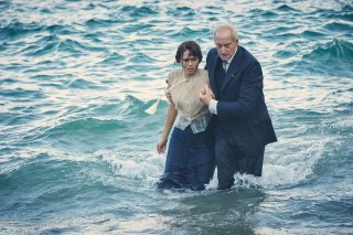 Dieci piccoli indiani: Charles Dance e Maeve Dermody in una scena della miniserie