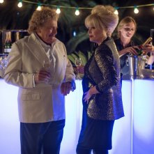 Absolutely Fabulous: The Movie, Barry Humphries e Joanna Lumley in una scena del film
