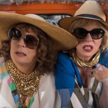 Absolutely Fabulous: The Movie, Jennifer Saunders e Joanna Lumley in una scena del film